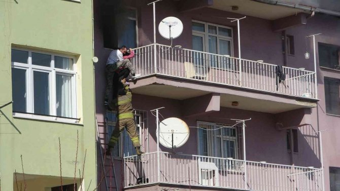 2 Yaşındaki Bebek Ve Annesi Dumanların Arasından Son Anda Kurtarıldı