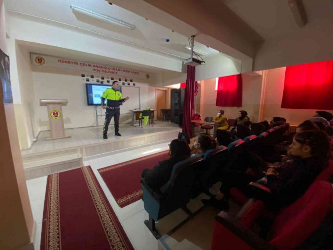 Polisten Öğrencilere Trafik Eğitimi