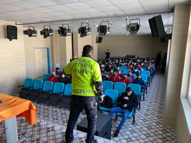 Polisten Öğrencilere Trafik Eğitimi