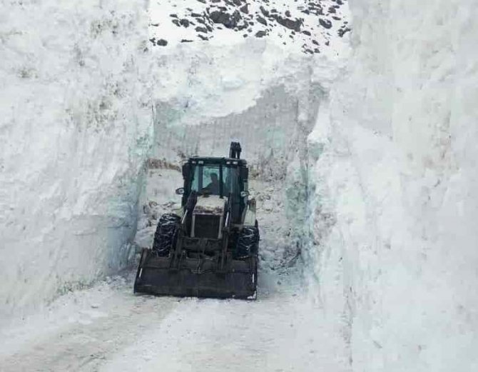 Bahçesaray Dikmetaş Yolu Ulaşıma Açıldı