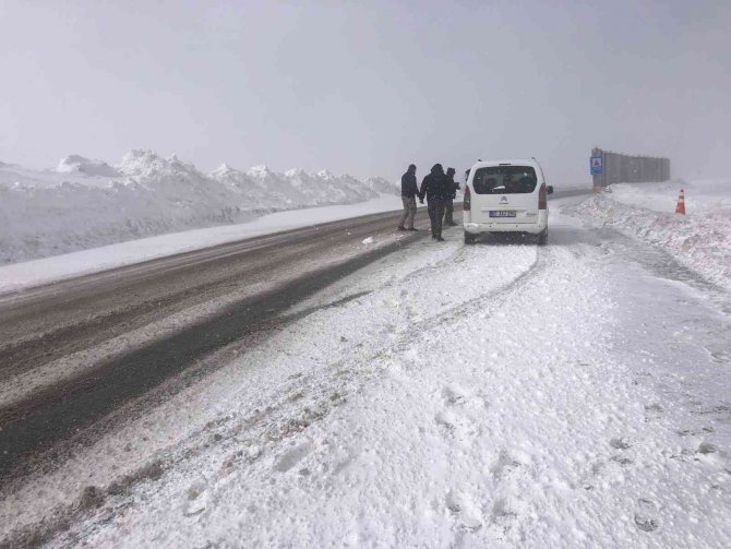 Van-hakkari Karayolu Binek Araçlara Açıldı