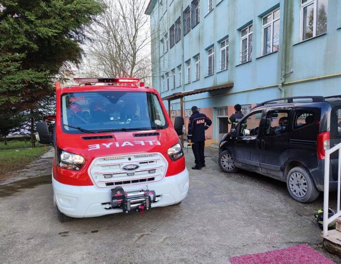 Yalova’daki İlkokulda Kimyasal Tepkime Sonucu Oluşan Duman Tahliye Edildi