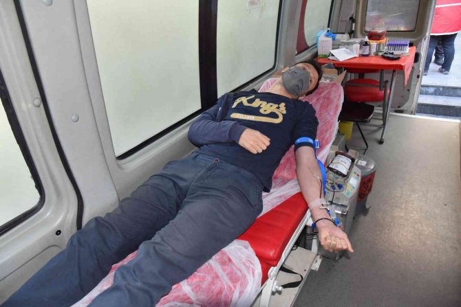 Yunusemre Belediye Personelinden Kızılay’a Kan Bağışı