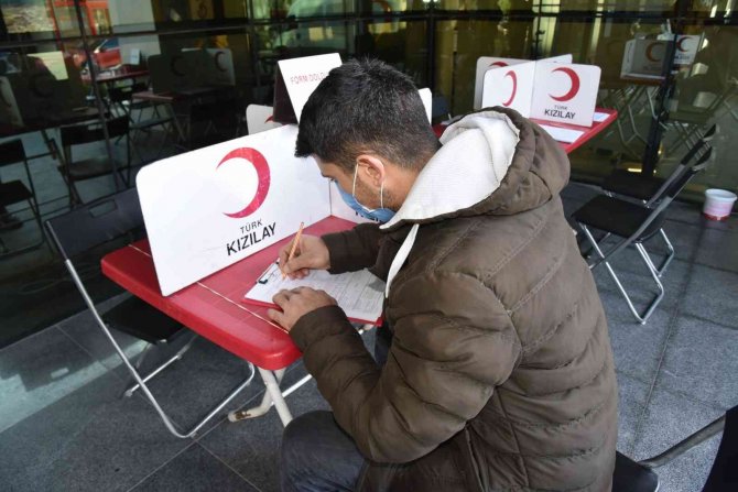 Yunusemre Belediye Personelinden Kızılay’a Kan Bağışı