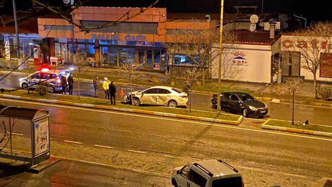 Kontrolden Çıkan Otomobil Önündeki Araçla Çarpıştı