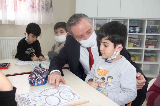 Ağrı Milli Eğitim Müdürü Kökrek’in Okul Ziyaretleri