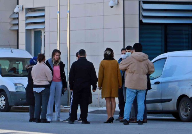 Kadın Doğum Uzmanı Kalbine Yenik Düştü, Eşi Ayakta Durmakta Güçlük Çekti