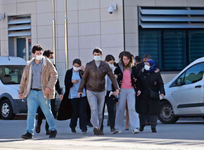 Kadın Doğum Uzmanı Kalbine Yenik Düştü, Eşi Ayakta Durmakta Güçlük Çekti
