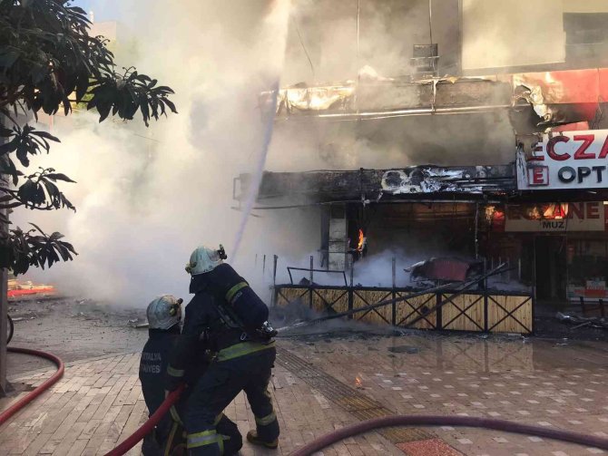 Antalya’da İşyerinde Yangın Paniği, Alevler Binayı Sardı Duman Gökyüzünü Kapladı