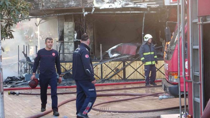 Antalya’da İşyerlerini Küle Çeviren Yangında Dehşeti Yaşayan Vatandaşlar O Anları Anlattı