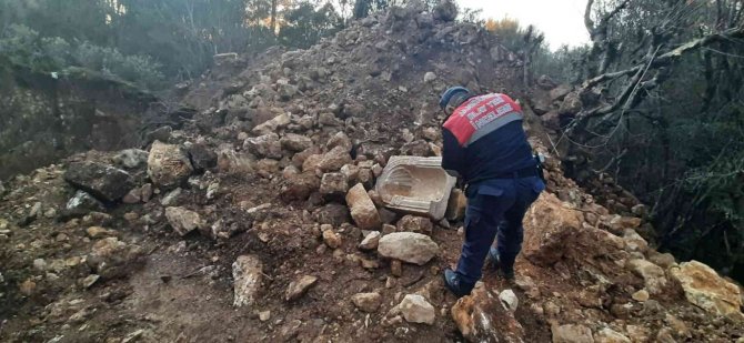 1’inci Derece Sit Alanında Kaçak Kazı Yapan 11 Şahıs Suçüstü Yakalandı