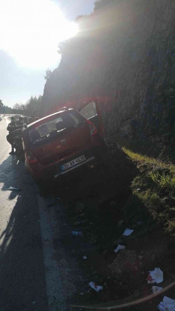 Otomobil İle Kamyonet Çarpıştı: 3 Yaralı