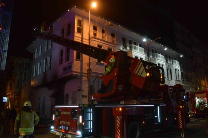 Bakırköy’de 3 Katlı Binada Yangın Paniği