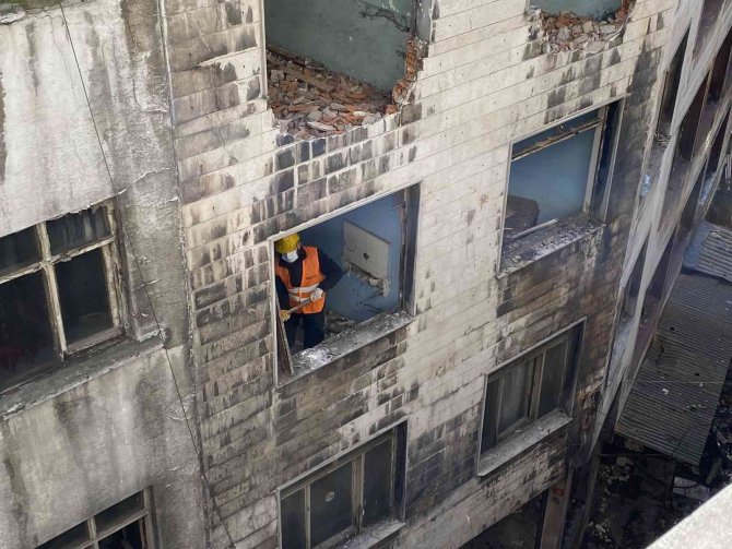 Beyoğlu Zürafa Sokak’ta Yıkım Çalışmalarına Başlandı