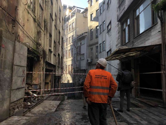 Beyoğlu Zürafa Sokak’ta Yıkım Çalışmalarına Başlandı