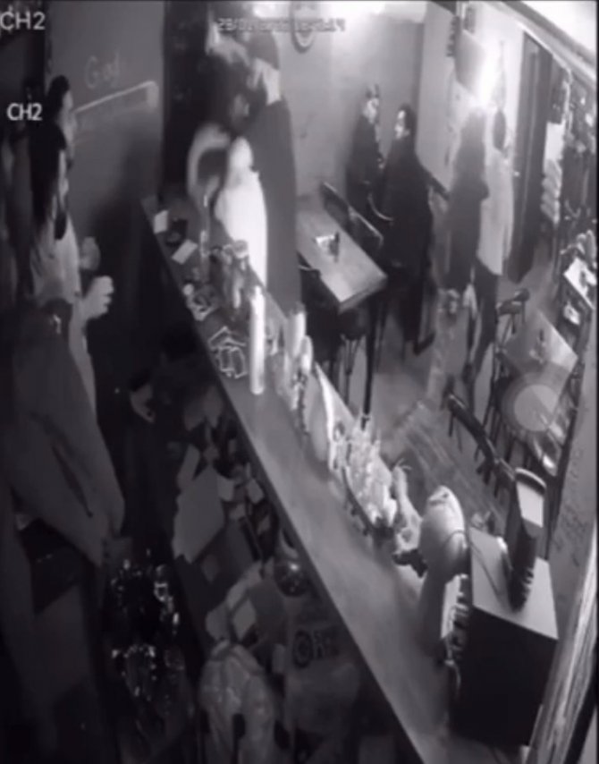 Oyuncu Bahadır Ünlü’nün Müşterisine Bıçakla Saldırdığı Anlar Kamerada