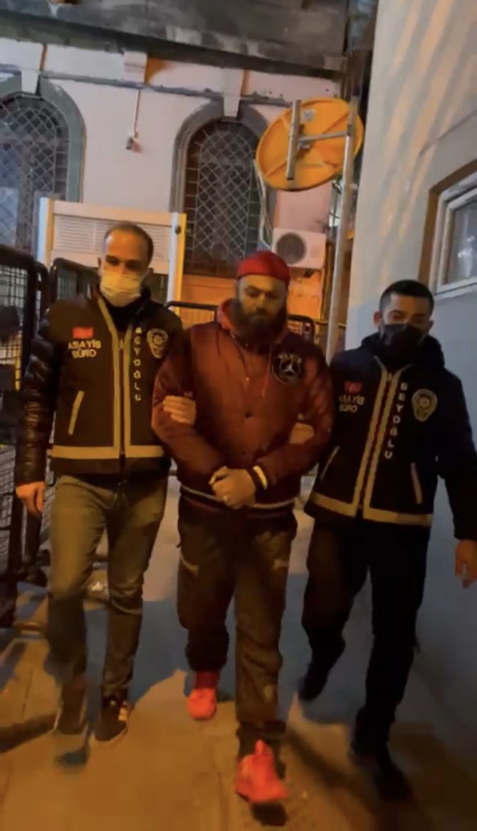 Oyuncu Bahadır Ünlü’nün Müşterisine Bıçakla Saldırdığı Anlar Kamerada