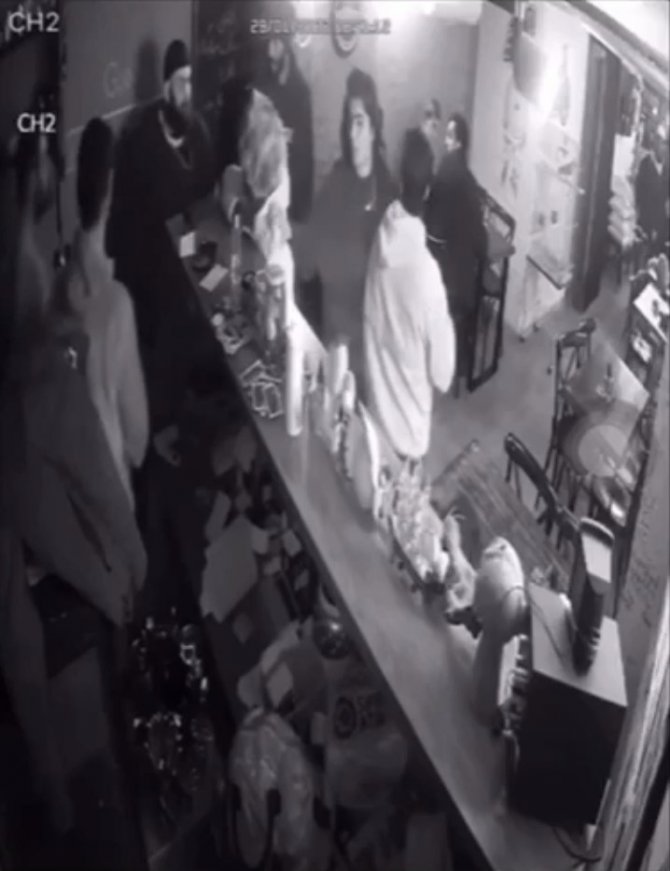 Oyuncu Bahadır Ünlü’nün Müşterisine Bıçakla Saldırdığı Anlar Kamerada