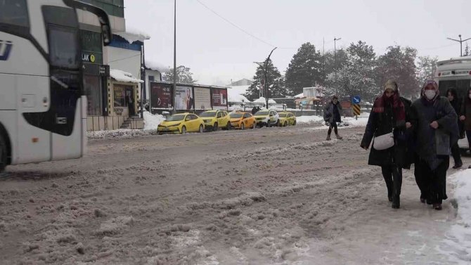 Bitlis’te Kar 7 Metreyi Buldu