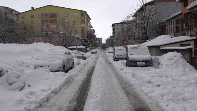 Tatvan’da Araçlar Kara Gömüldü