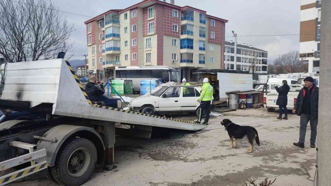 Bolu’da Tehlike Oluşturan Hurda Araçlar Çekicilerle Toplandı