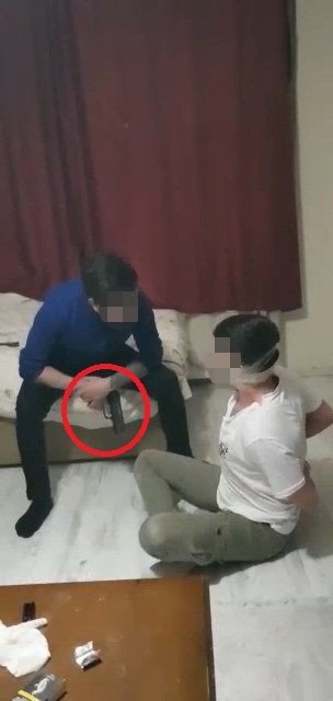 Rehin Aldıkları 2 Gencin Ağzına Silah Dayayıp Kadın Elbisesi Giydiren Çeteye Operasyon