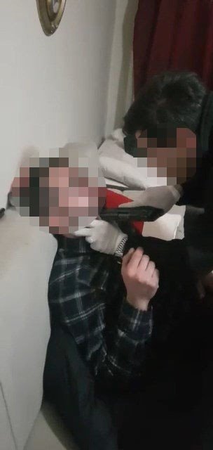 Rehin Aldıkları 2 Gencin Ağzına Silah Dayayıp Kadın Elbisesi Giydiren Çeteye Operasyon