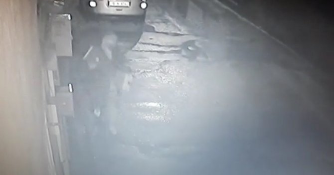 Bursa’da Laptop Ve Plak Çalan Hırsızın Rahat Tavırları Kamerada