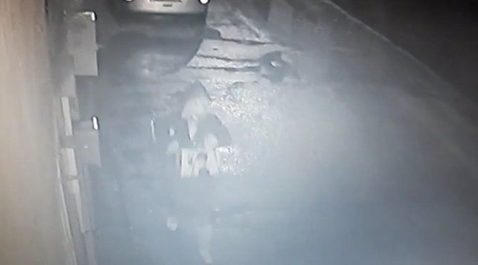 Bursa’da Laptop Ve Plak Çalan Hırsızın Rahat Tavırları Kamerada