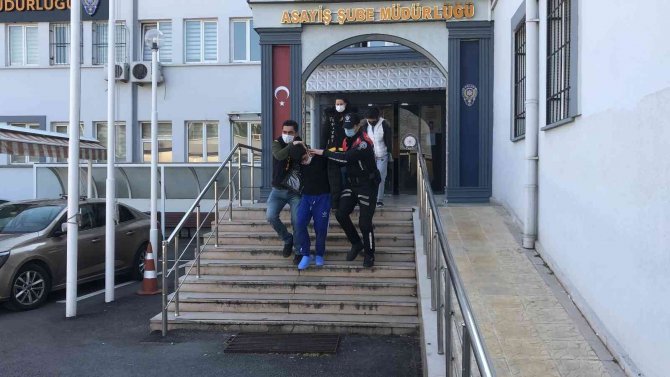 Rehin Aldıkları 2 Gencin Ağzına Silah Dayayıp Kadın Elbisesi Giydiren 4 Kişilik Çete Hastaneye Götürüldü