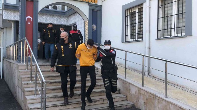 Rehin Aldıkları 2 Gencin Ağzına Silah Dayayıp Kadın Elbisesi Giydiren 4 Kişilik Çete Hastaneye Götürüldü