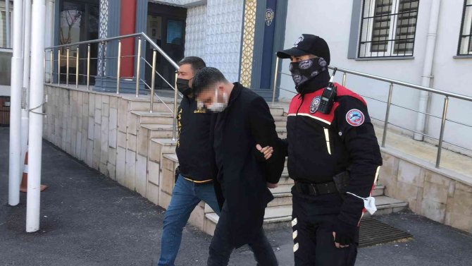 Rehin Aldıkları 2 Gencin Ağzına Silah Dayayıp Kadın Elbisesi Giydiren 4 Kişilik Çete Hastaneye Götürüldü