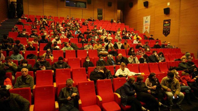 “Sen Vatan Ben Gurbet” Oyunu İzleyici İle Buluştu