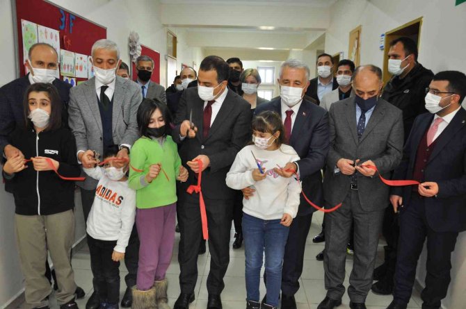 Kars’ta 552 Okulun 321’ine Kütüphane Kuruldu