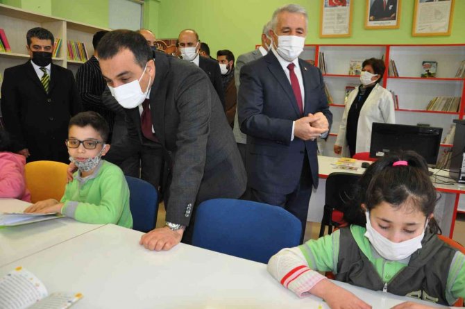 Kars’ta 552 Okulun 321’ine Kütüphane Kuruldu