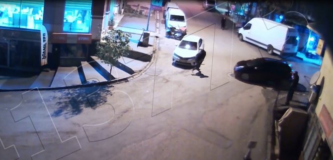 Telefonla Konuşurken İki Aracın Arasından Kalmaktan Son Anda Kurtuldu