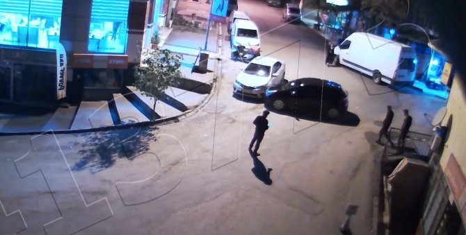 Telefonla Konuşurken İki Aracın Arasından Kalmaktan Son Anda Kurtuldu