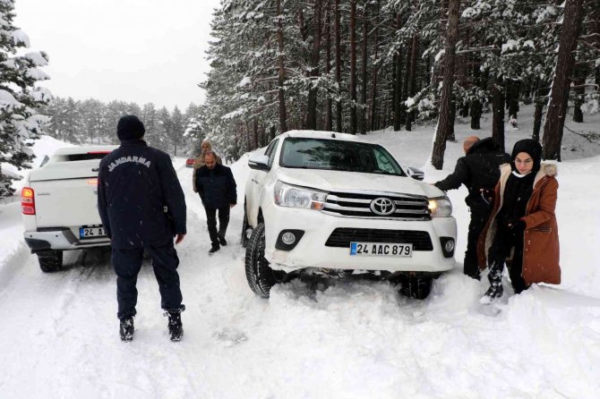 Erzincan’da 142 Köy Yolu Kar Ve Tipiden Ulaşıma Kapandı