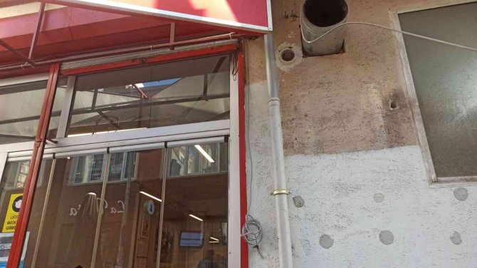 Çalınan Gider Borusunun Yerine Yenisini Takan İşletme Sahibi: “Bunu Da Çalamazlar Sanırım”