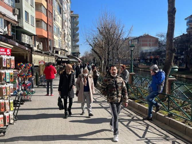 Güneşi Gören Kendini Sokağa Attı
