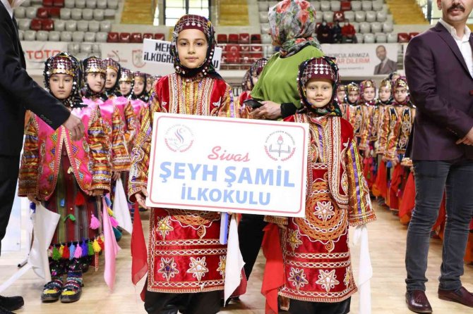 Halk Oyunlarında 380 Sporcu Hünerlerini Sergiledi