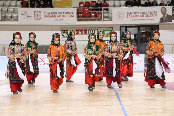 Halk Oyunlarında 380 Sporcu Hünerlerini Sergiledi