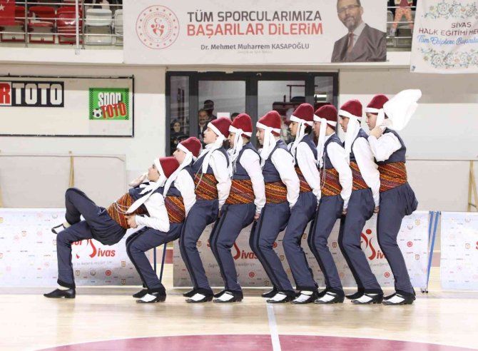 Halk Oyunlarında 380 Sporcu Hünerlerini Sergiledi