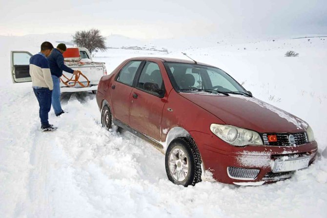 Gümüşhane’de Karla Kaplı Köy Yolları Açılıyor