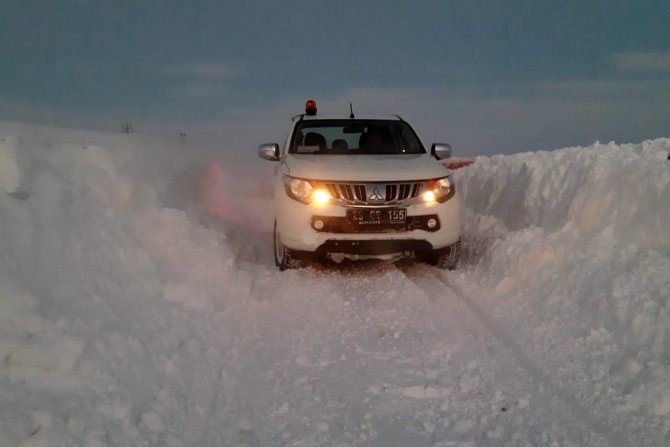 Gümüşhane’de Karla Kaplı Köy Yolları Açılıyor