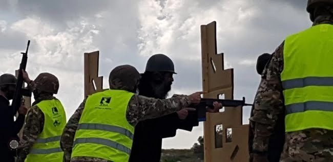 Rumlardan Papazlara Silah Eğitimi