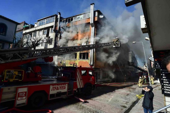 Güngören’de Tekstil Atölyelerinin Bulunduğu İş Merkezinde Yangın