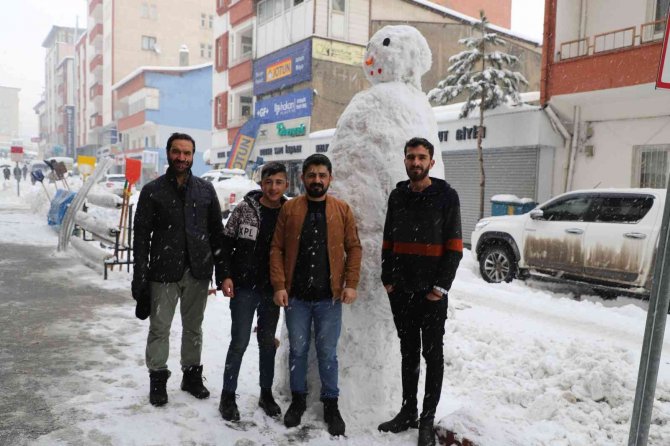 Hakkarili Esnaftan 2 Metrelik Kardan Adam