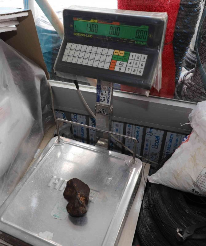 Hakkarili Çiftçi Elindeki Taşın Göktaşı Olup Olmadığını Araştırıyor