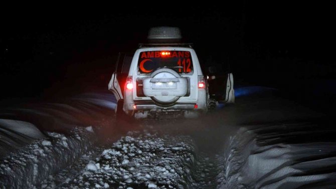 1 Metreyi Aşan Karda Sağlık Ekiplerinin Hasta Kurtarma Mücadelesi